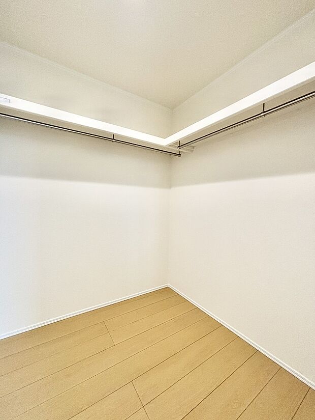 ウォークインクローゼット付きで生活空間を広く利用できます。