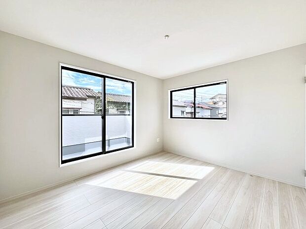 明るいバルコニーサイドに洋室を設置。目覚めの良い寝室に。