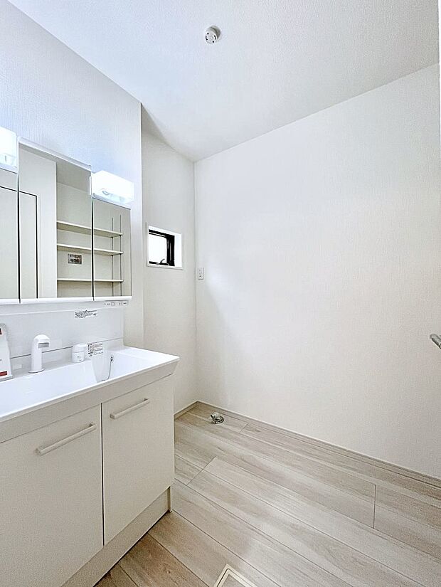 ゆとりの洗面スペースで朝の身支度もスムーズに