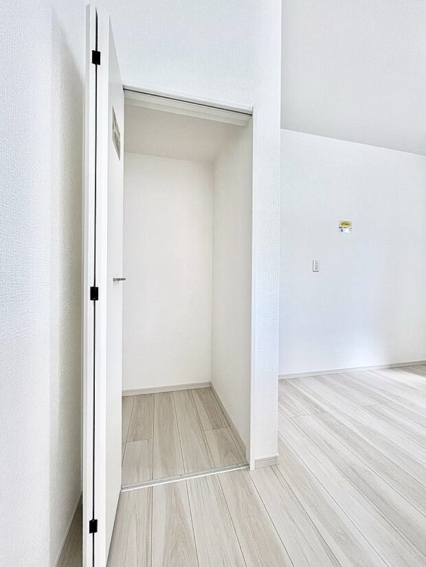 キッチンにはパントリー!食材のストックはもちろん、日用品の収納など使い方はいろいろ!