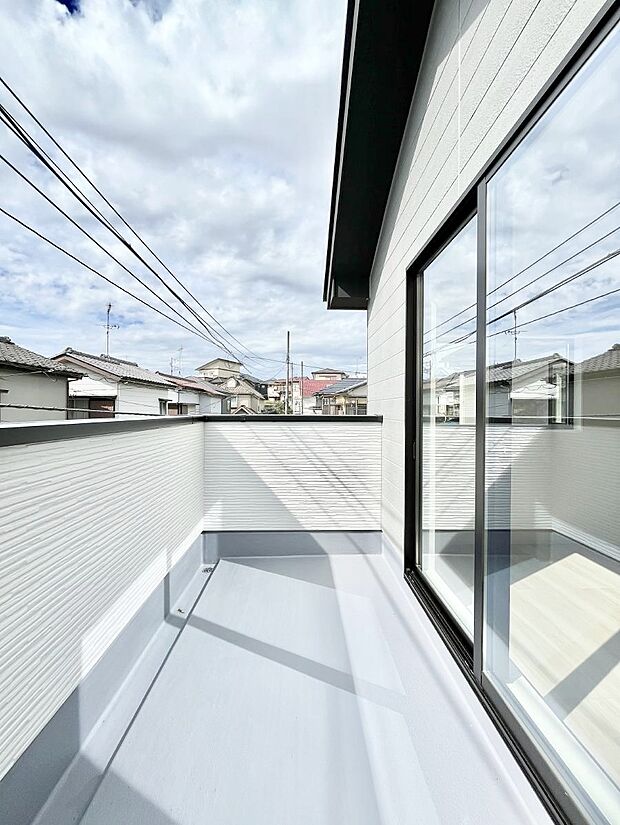 ゆったりバルコニーだから沢山お洗濯ものを干せます。