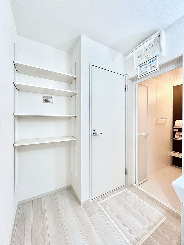 リネンス庫がありタオル類や洗剤などストックを収納するのに便利です。