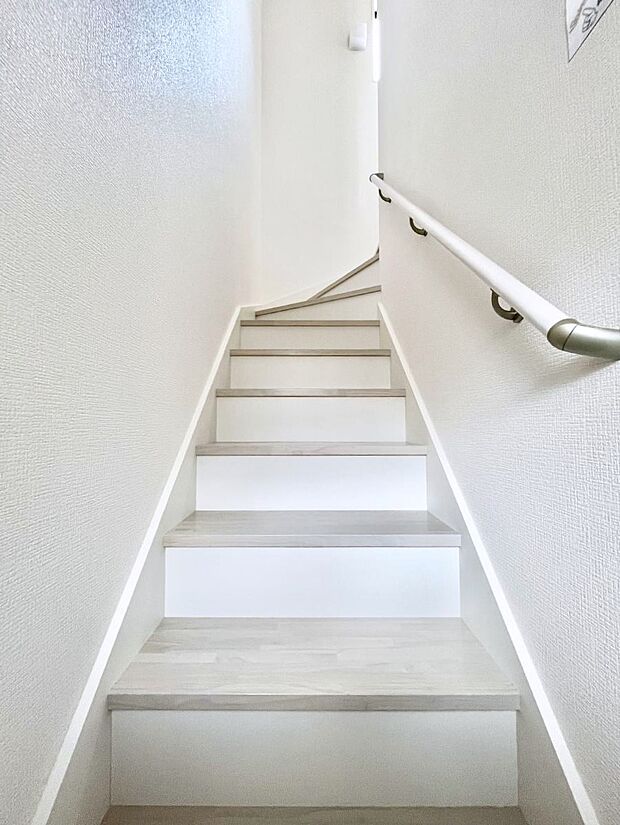 安全性を考慮し階段には手すりを設置しています