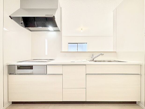 カウンター越しに楽しいおしゃべり。いつものお料理がもっと美味しくなりそうですね。