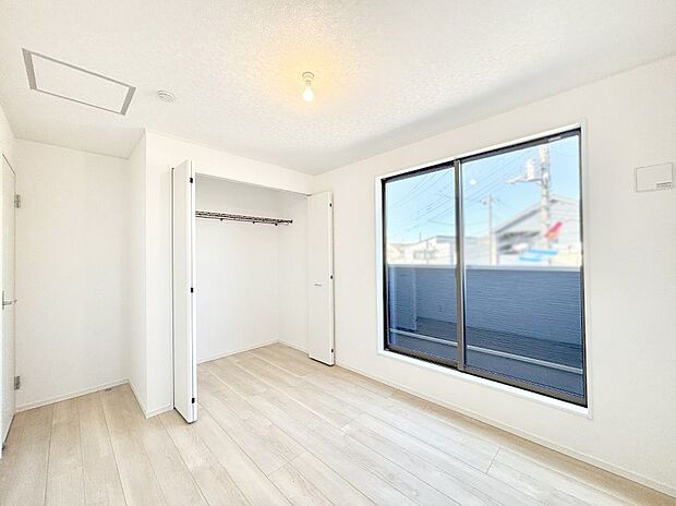 明るいバルコニーサイドに洋室を設置。目覚めの良い寝室に。