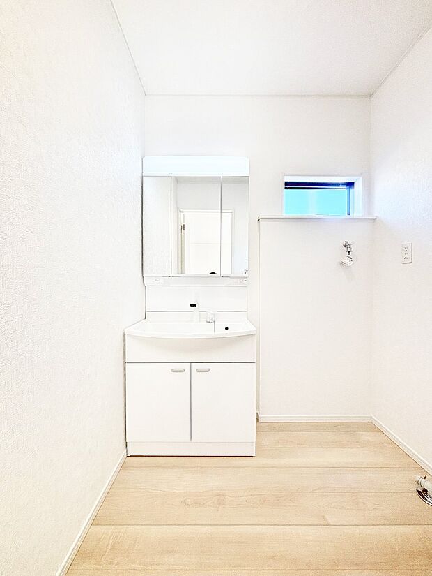 スタイリングに便利な三面鏡、ミラーキャビネットで細かい物スッキリ