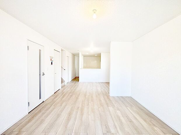 ナチュラルテイストの優しく柔らかい色使いのフローリングが素敵なリビングですね。