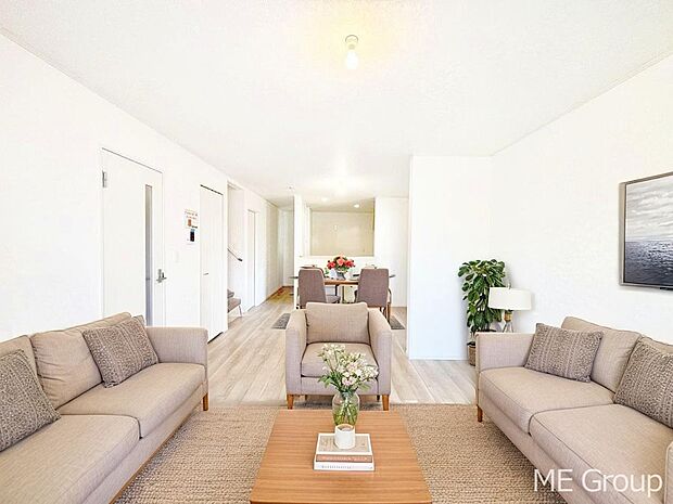 家族の会話が自然と増えるリビングイン階段設計 ※家具はCGです