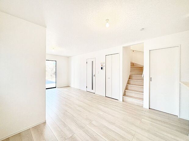 あると嬉しいリビング収納付き!スッキリと片付いた広々LDK。