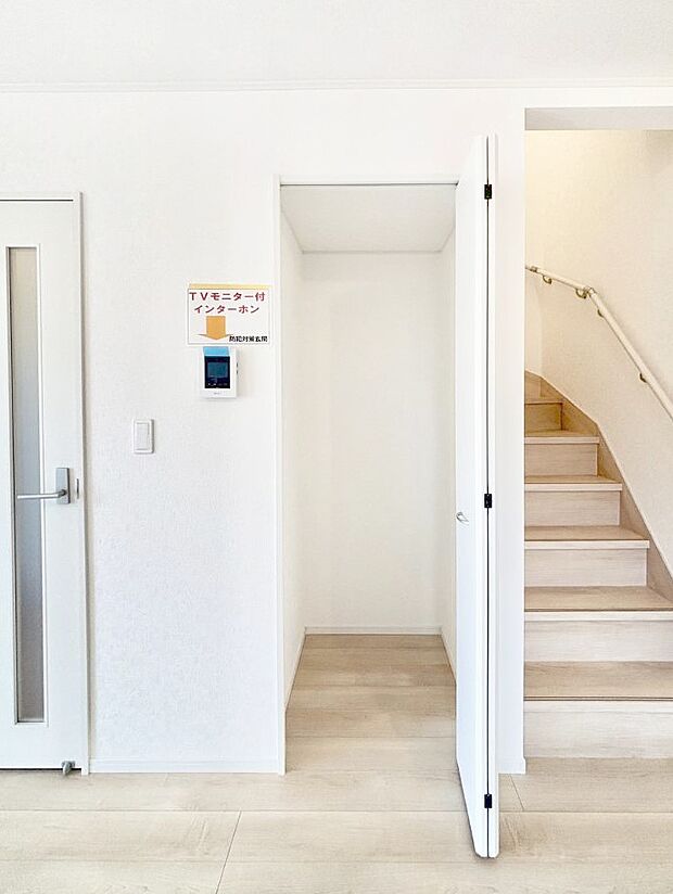 リビング収納。ここに収納があると物が集まるLDKがスッキリ片付きそうですね。