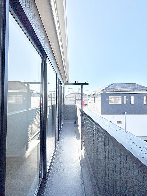 ゆったりバルコニーだから沢山お洗濯ものを干せます。