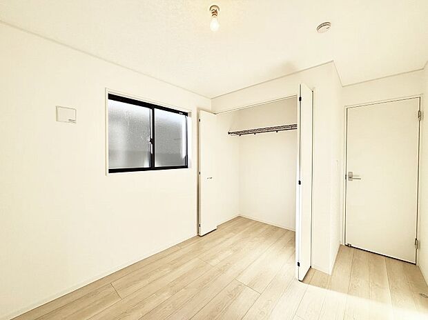 やさしい光がさしこむ居室はしっかり収納付き