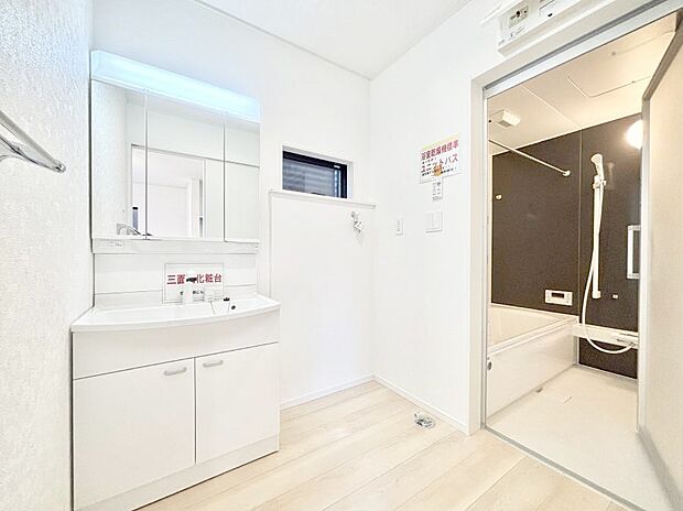 清潔感ある洗面化粧室で朝の身支度も快適