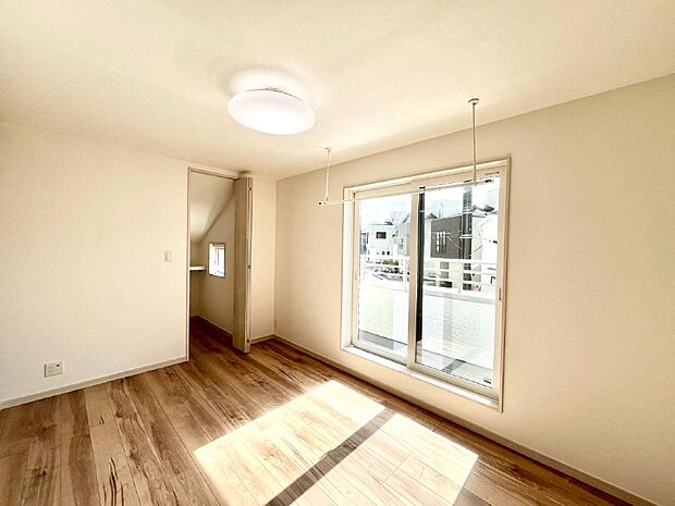 明るいバルコニーサイドに洋室を設置。目覚めの良い寝室に。 