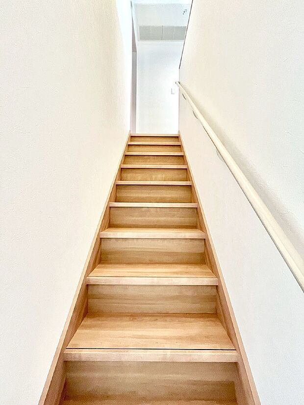 安全性を考慮し階段には手すりを設置しています