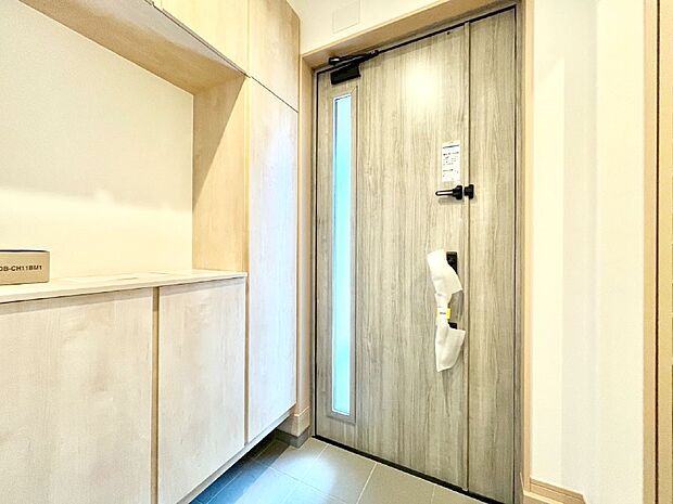 明るい玄関はお客様をお出迎えするのにぴったりです！ 