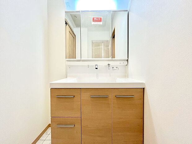 大きく見やすい三面鏡で清潔感ある洗面台は、身だしなみチェックや肌のお手入れにおすすめです。 