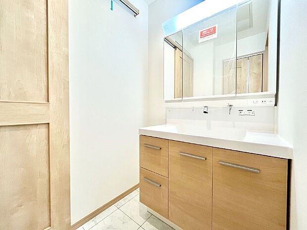 明るい洗面所は毎朝の身支度も楽しくできちゃいそうです。