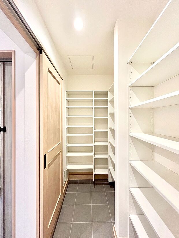 シューズインクローク付き!雨具やベビーカーも置けます。