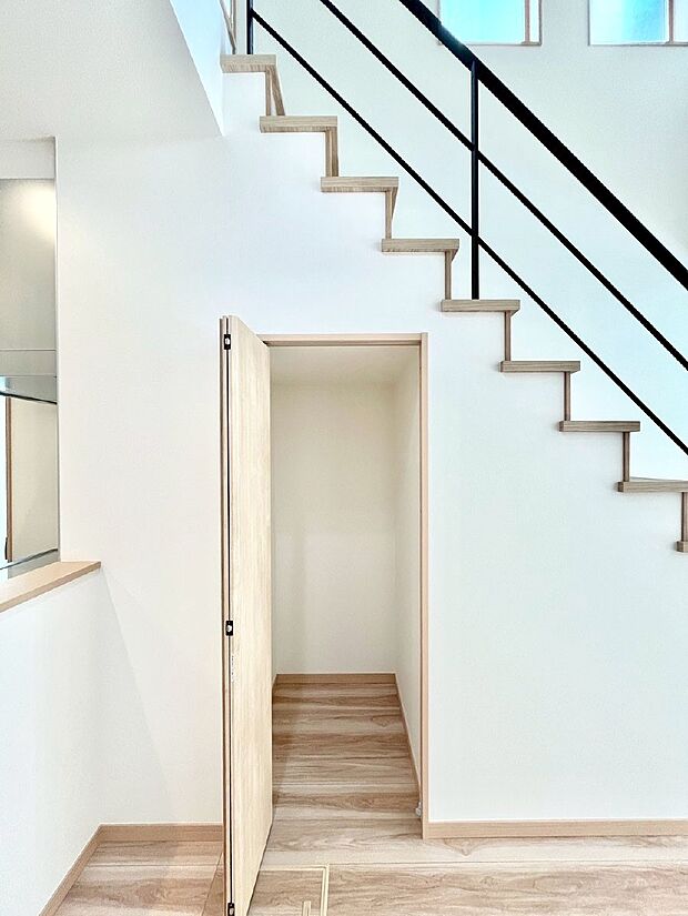 リビング収納。ここに収納があると物が集まるLDKがスッキリ片付きそうですね。