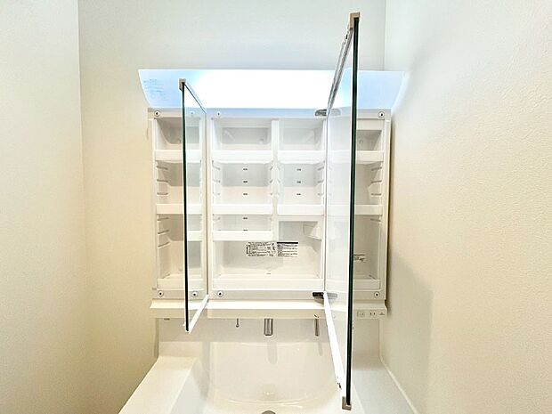 三面鏡の裏に、化粧品や衛生用品などを収納可能。洗面台をすっきりと保ちます！