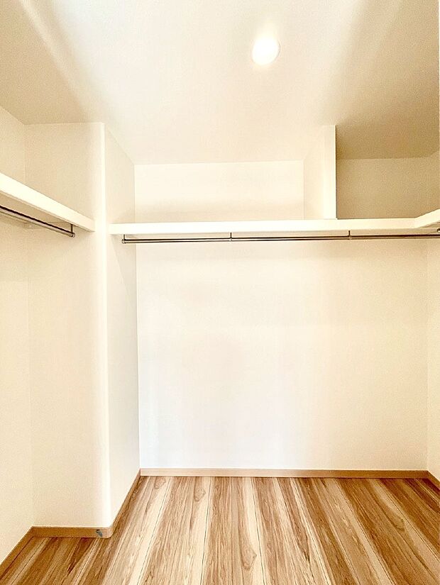 ウォークインクローゼット付きで生活空間を広く利用できます。