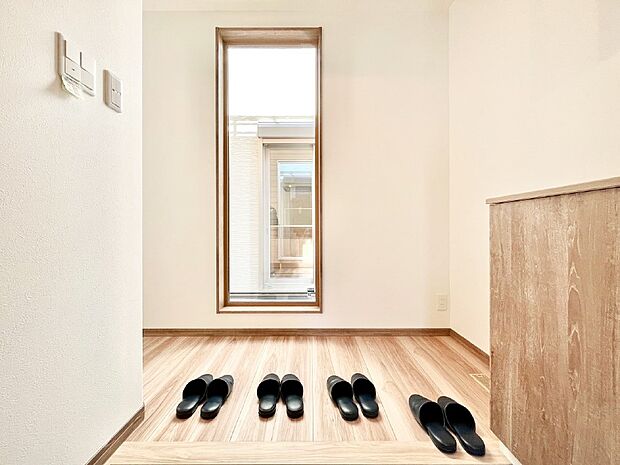 明るい玄関はお客様をお出迎えするのにぴったりです！ 