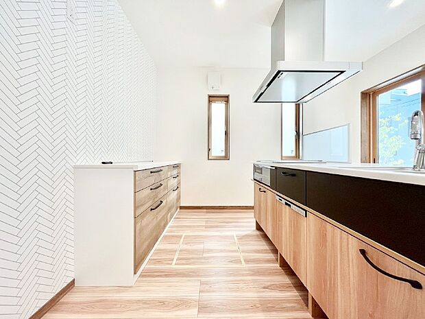 カップボードを設置した充実のキッチン。家族で一緒にお料理するのも楽しくなりますね