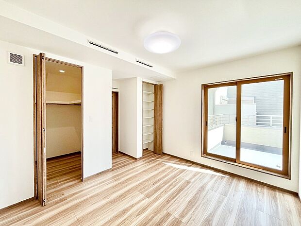 明るいバルコニーサイドに洋室を設置。目覚めの良い寝室に。