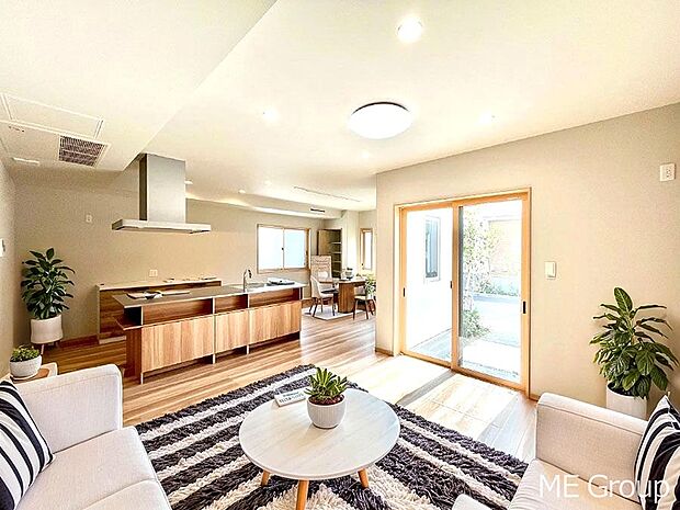 ご家族の賑やかな話し声で包まれる明るいリビング  ※家具はCGです