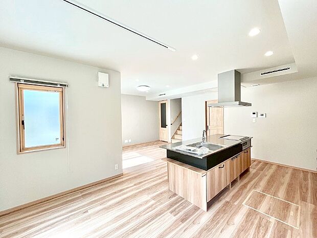 落ち着いた雰囲気のLDKは家族みんなの快適空間