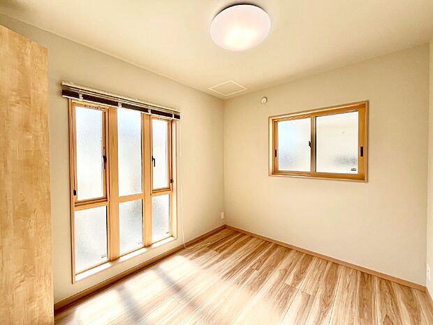 窓からのやさしい光が心地よいプライベートルーム  