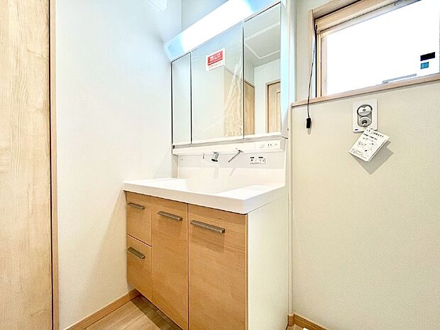 明るい洗面所は毎朝の身支度も楽しくできちゃいそうです。