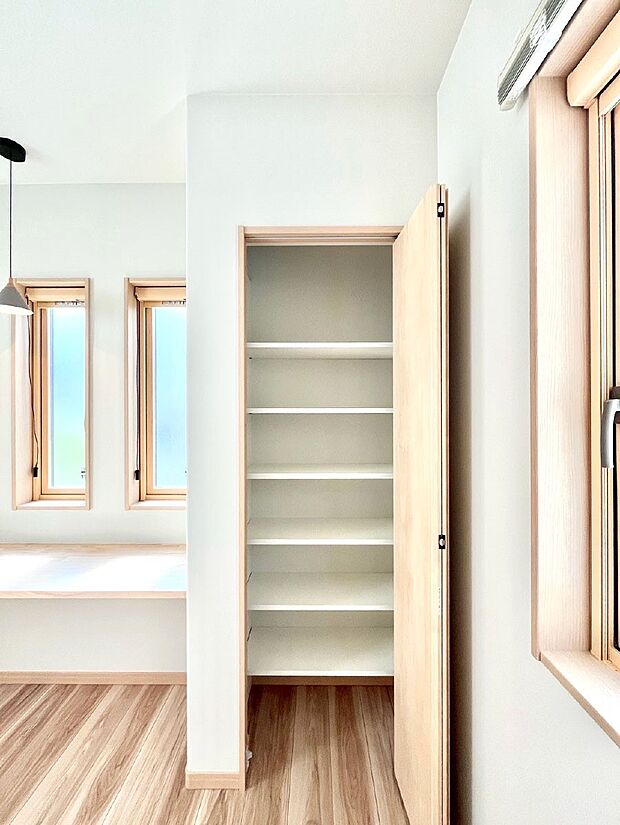 リビング収納。ここに収納があると物が集まるLDKがスッキリ片付きそうですね。