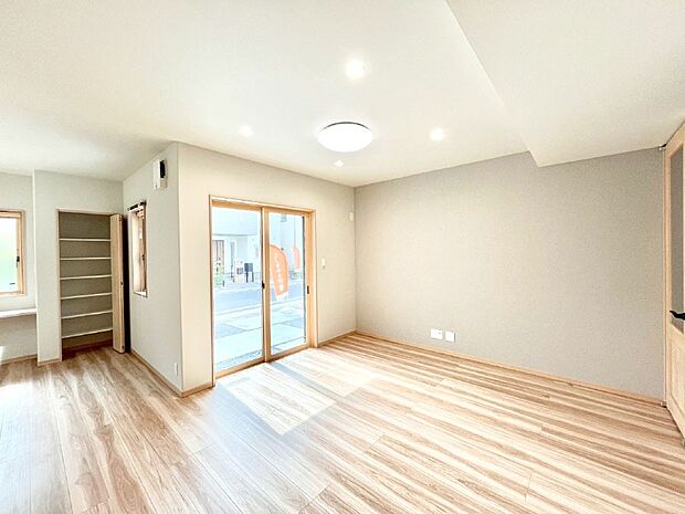 大きな窓からたっぷりの陽光と風を感じられるリビング