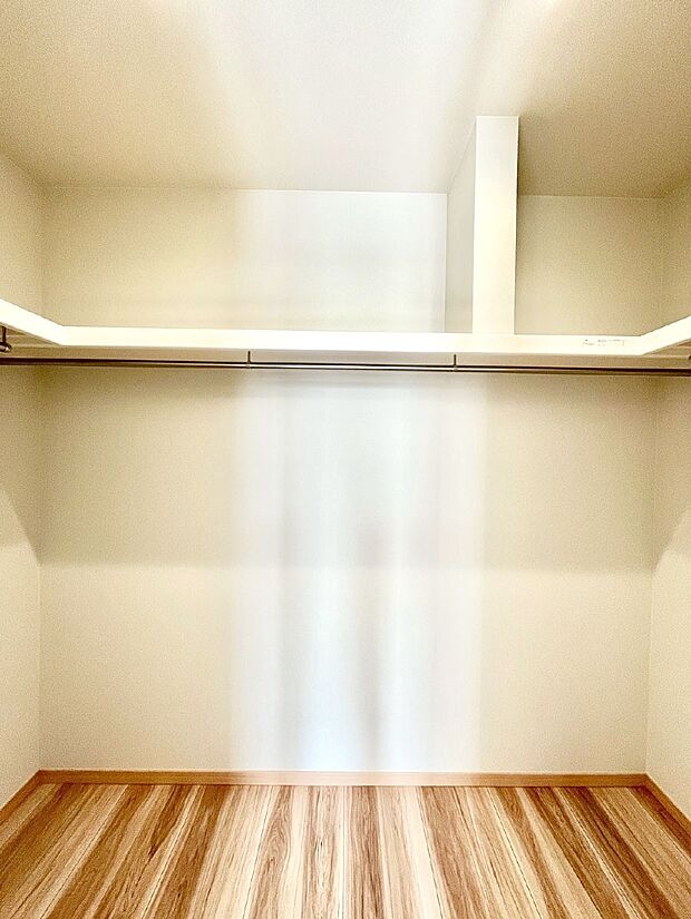 ウォークインクローゼット付きで生活空間を広く利用できます。