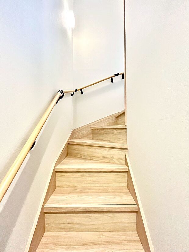 階段は手すり付きなので小さなお子さまやご高齢の方も安心です