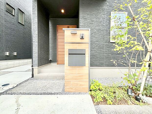 シンプルデザインのポスト。