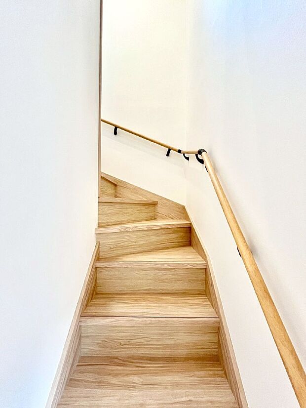 階段は手すり付きなので小さなお子さまやご高齢の方も安心です