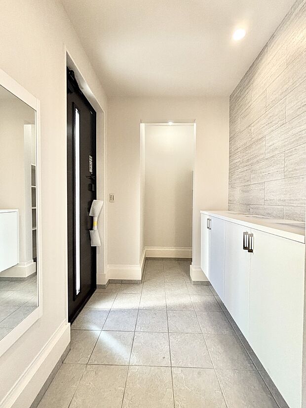 シューズインクローク付きの玄関。家族全員の靴や雨具などすっきり収納できます。