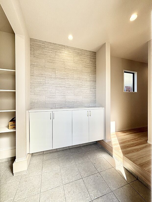 飾り棚を利用して、お越しいただくお客様をおもてなしできます。