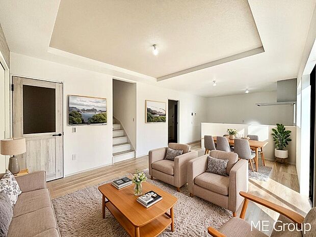 ご家族の賑やかな話し声で包まれる明るいリビング  ※家具はCGです