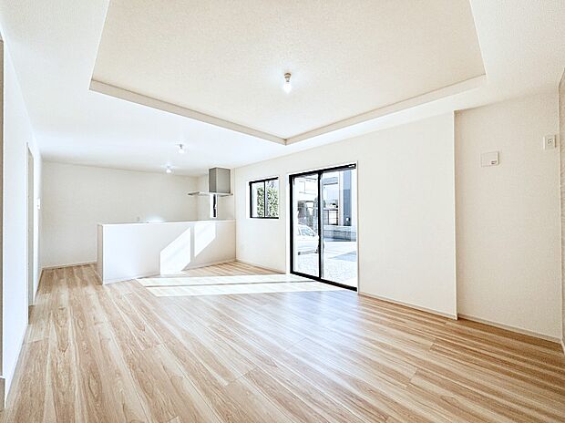 大きな窓からたっぷりの陽光と風を感じられるリビング  