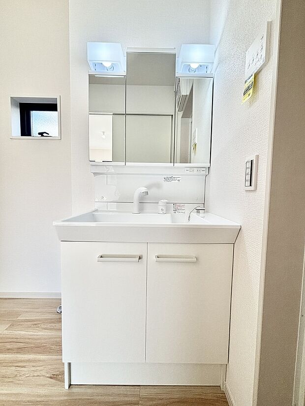 大きく見やすい三面鏡で清潔感ある洗面台は、身だしなみチェックや肌のお手入れにおすすめです。 