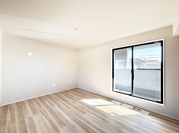 明るいバルコニーサイドに洋室を設置。目覚めの良い寝室に。 