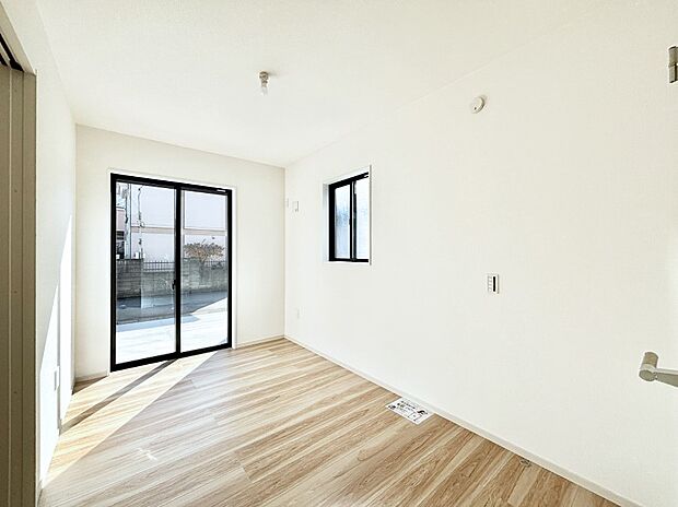 1階5帖の洋室。明るいお部屋でプライベート時間も充実。