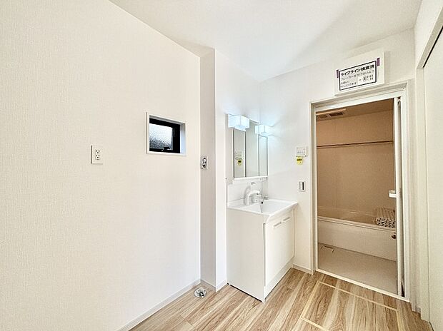 小窓がついているので湿気の多い場所でも換気が十分行えます。毎日の身支度を気持ち良く！