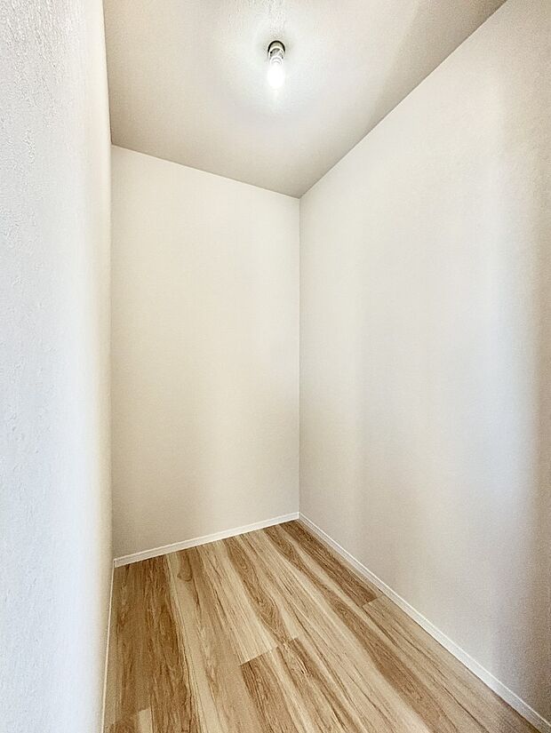 ウォークインクローゼット付きで生活空間を広く利用できます。