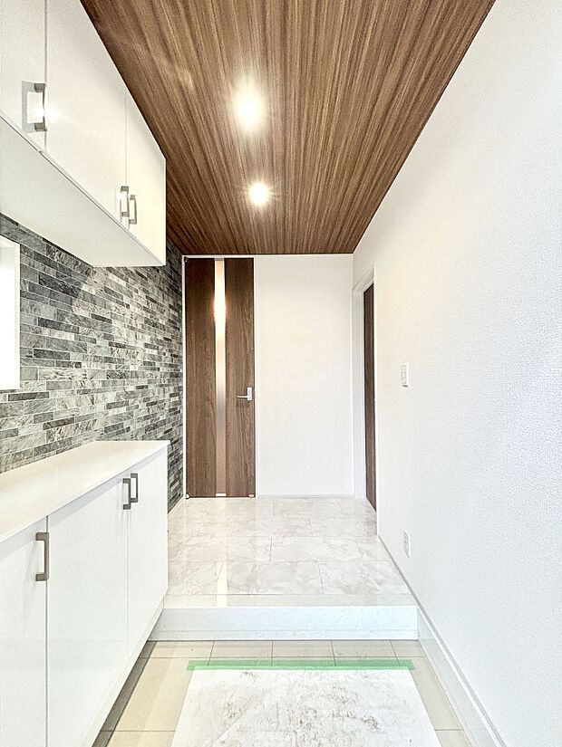 家族の帰宅やお客様をあたたかく迎える玄関  