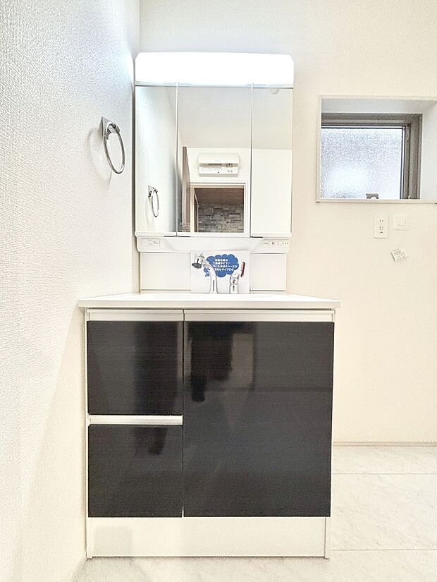 大きく見やすい三面鏡で清潔感ある洗面台は、身だしなみチェックや肌のお手入れにおすすめです。 